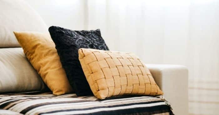 Bahan bantal nyaman dan awet untuk furniture rumah