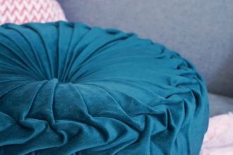 Pilihan bantal sofa dengan warna dan motif trendi