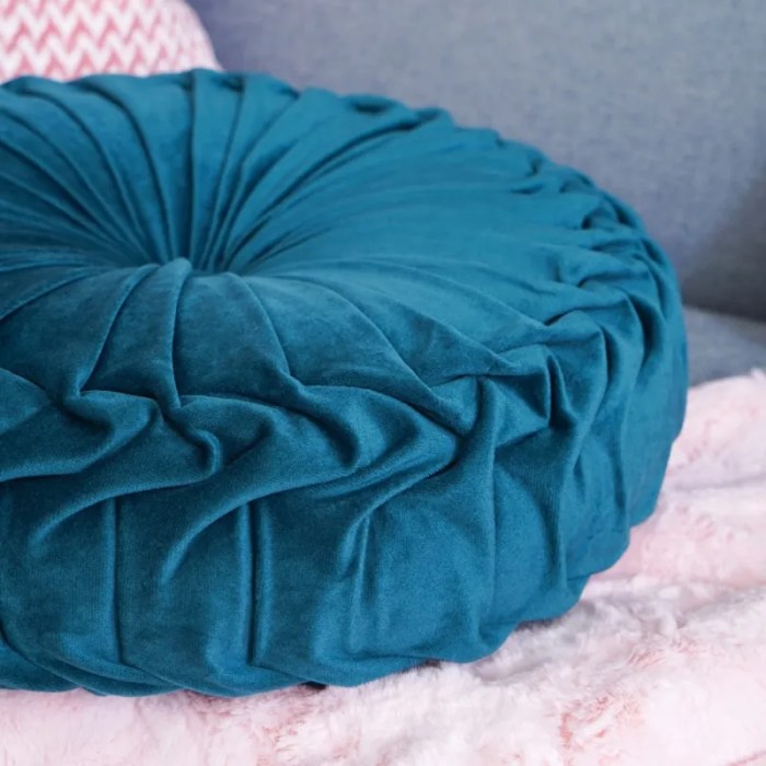 Pilihan bantal sofa dengan warna dan motif trendi