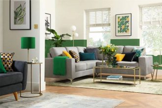 Kombinasi warna bantal dan sofa yang sedang tren