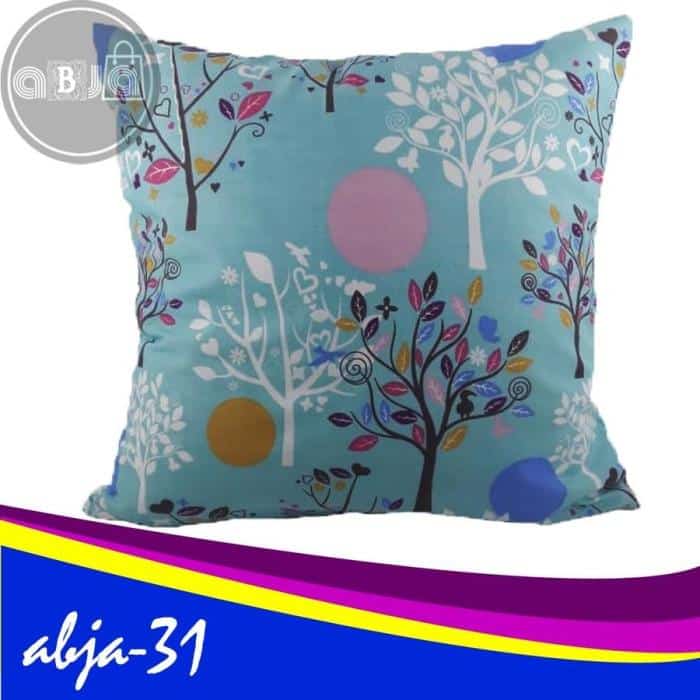 Kombinasi warna bantal dan sofa yang sedang tren
