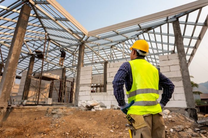 Renovasi atap baja ringan vs kayu, mana lebih awet?