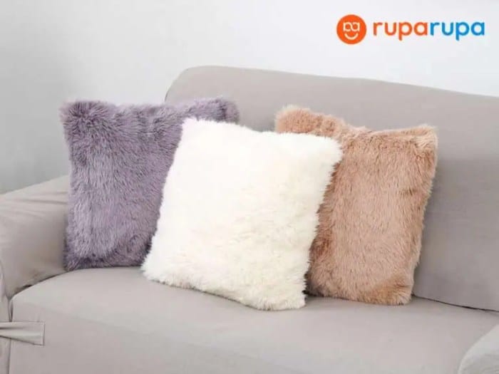 Kombinasi warna bantal dan sofa yang sedang tren