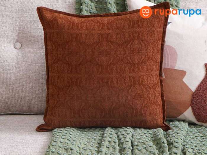 Pilihan bantal sofa dengan warna dan motif trendi