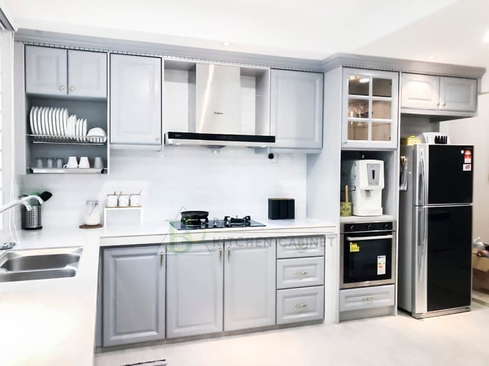 Tren penggunaan kabinet dapur dengan warna cerah dan minimalis