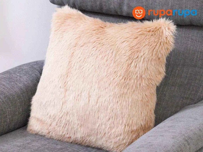 Pilihan bantal sofa dengan warna dan motif trendi