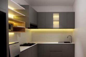 Tren penggunaan kabinet dapur dengan warna cerah dan minimalis