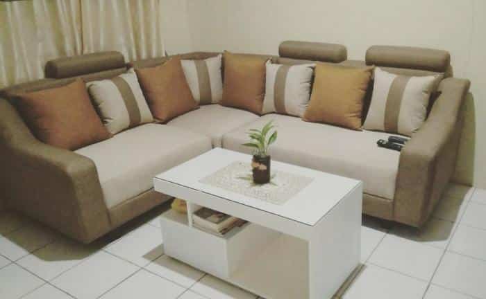 Kombinasi warna bantal dan sofa yang sedang tren