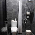 Desain interior kamar mandi kecil agar terlihat luas dan bersih