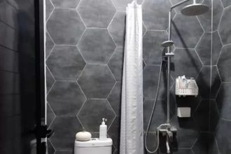 Desain interior kamar mandi kecil agar terlihat luas dan bersih