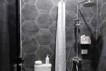 Desain interior kamar mandi kecil agar terlihat luas dan bersih