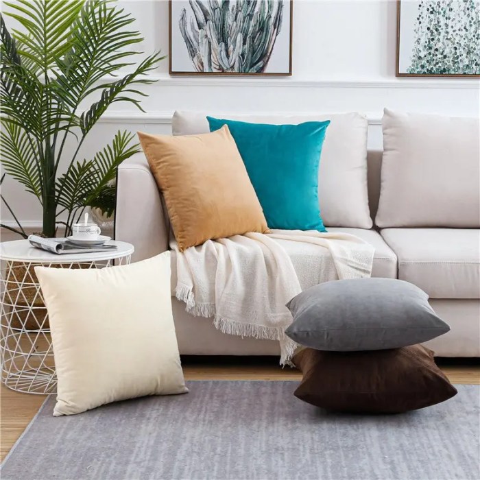 Kombinasi warna bantal dan sofa yang sedang tren