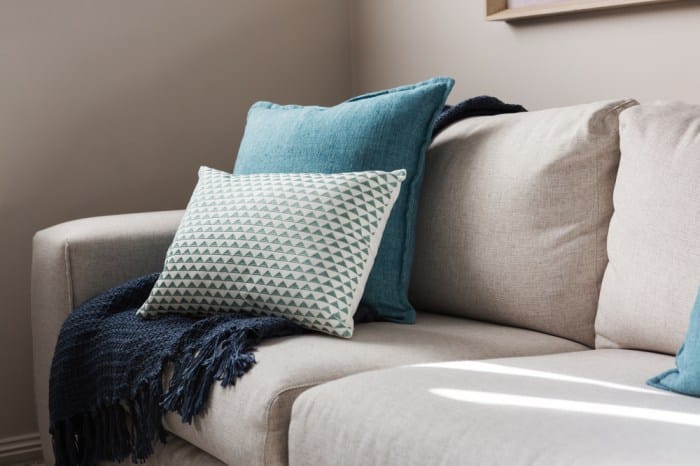 Bahan bantal nyaman dan awet untuk furniture rumah