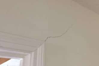 Langkah mudah memperbaiki plafon retak