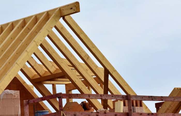 Renovasi atap baja ringan vs kayu, mana lebih awet?